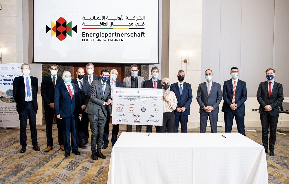 H.E. the Minister of Energy and Mineral Resources Dr Saleh Al-Kharabsheh, H.E. the German Ambassador to Jordan Bernhard Kampmann, representatives of the seven partner institutions of the Energy Academy, and the Energy Partnership team celebrating the start of the co-operation.